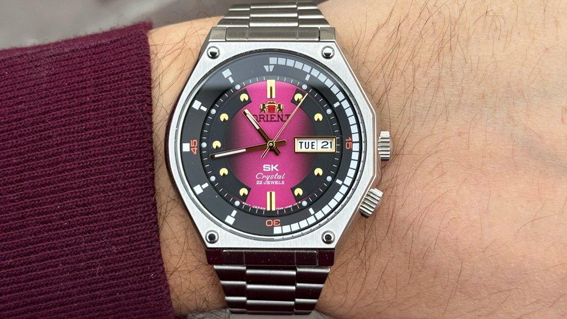 Saat seçerken önce aksesuar ararım. Hikâyesi yoksa, bilekte duran şey sadece bir logodur.   

Ve sadece bir logoya para ödenmez...   

1970'lerden kolumuza.