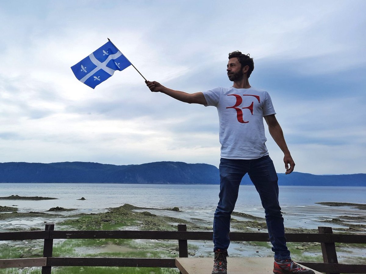 ⚜️Jour du Drapeau Québécois⚜️

Toujours fier de notre drapeau — même à l’université, mes colocs savaient qu’il faisait partie du décor.
Dans votre cour, à la fenêtre ou sur le balcon : hissez-le fièrement. 💙⚜️
📍Fjord du Saguenay