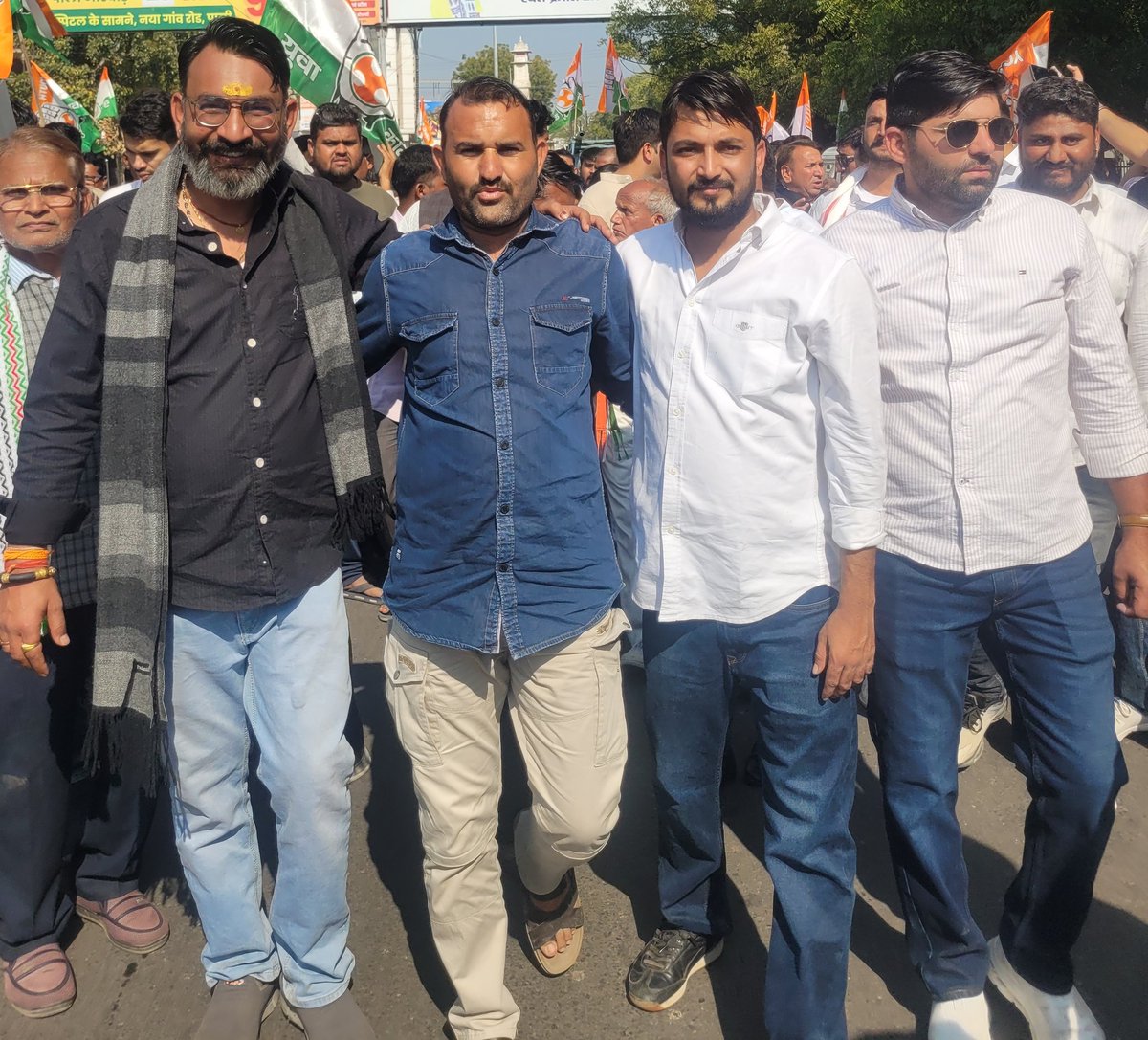 RajuKhadav7's tweet photo. आज पाली युवा कांग्रेस द्वारा आयोजित 'मनरेगा बचाओ संग्राम यात्रा' में शामिल हुआ 
युवा कांग्रेस प्रदेशाध्यक्ष व संगरिया विधायक भाई साहब @AbhimanyuP00NIA जी का यह सङको पर संघर्ष सदा याद किया जायेगा https://t.co/enkMlmgnWv