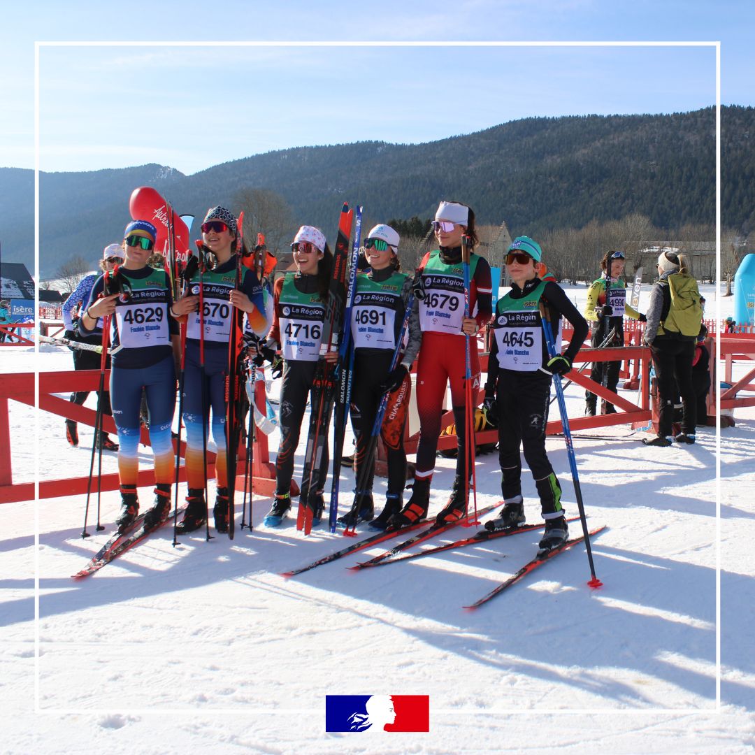 acgrenoble's tweet photo. 🏔️À #Autrans (Isère), la 48ᵉ édition de la @FouleeBlanche s'est ouvert aujourd’hui avec 1200 élèves des écoles, collèges et lycées de l’académie de Grenoble autour d’une course de ski de fond et d’ateliers pédagogiques ⛷️👩‍🏫 https://t.co/e13fnQAAEp
