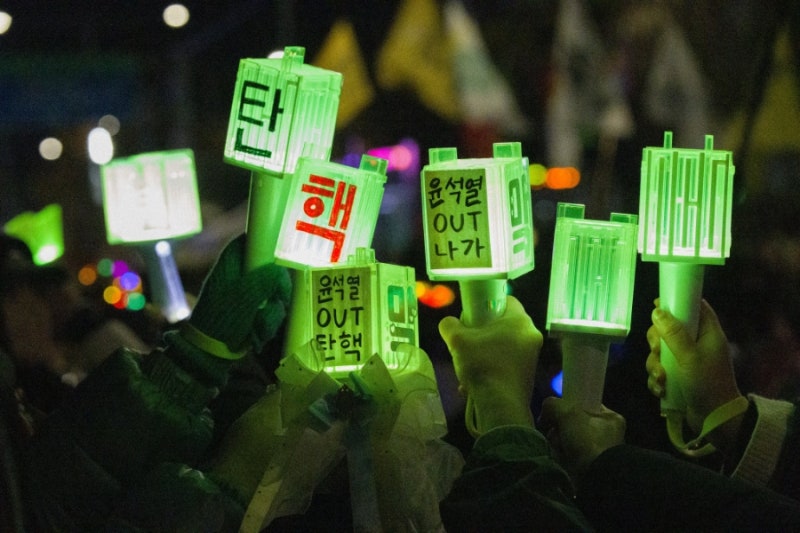 7zennie's tweet image. 감다뒤 한남개저들이 진짜 웃기고자빠졌네ㅋㅋㅋ 윤석열 탄핵 응원봉시위 누가 이끈건데 하이브에 쳐가서 응원봉 타령이야? 시즈니가 응원봉에 탄핵붙인게 알티탔고 같이하자고 간식나눔하면서 응원봉 시위된건데 개솔이를 하니ㅋㅋ 저회사 응원봉 보질못했는데? 어? 시위는우리가했는데?