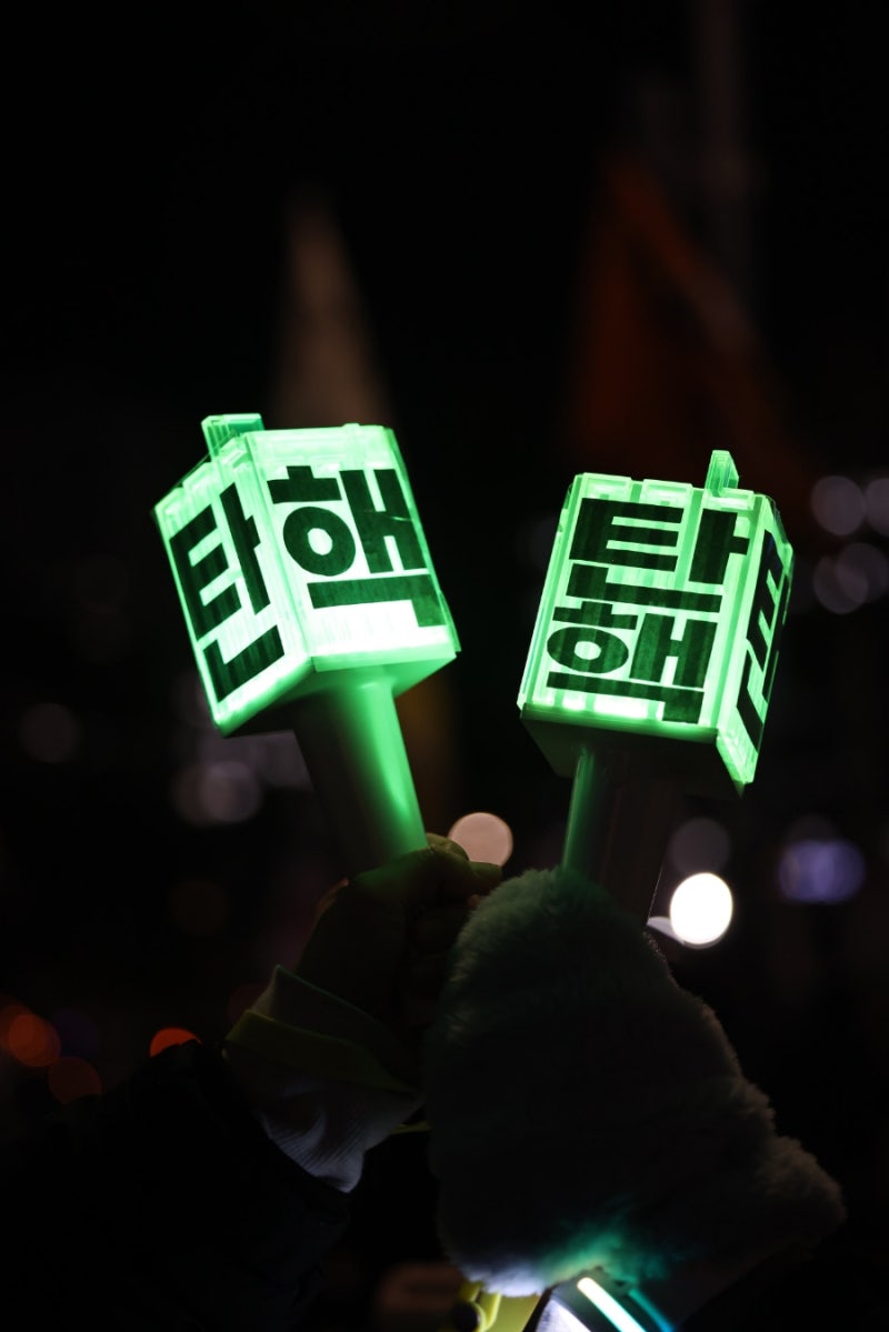 7zennie's tweet image. 감다뒤 한남개저들이 진짜 웃기고자빠졌네ㅋㅋㅋ 윤석열 탄핵 응원봉시위 누가 이끈건데 하이브에 쳐가서 응원봉 타령이야? 시즈니가 응원봉에 탄핵붙인게 알티탔고 같이하자고 간식나눔하면서 응원봉 시위된건데 개솔이를 하니ㅋㅋ 저회사 응원봉 보질못했는데? 어? 시위는우리가했는데?