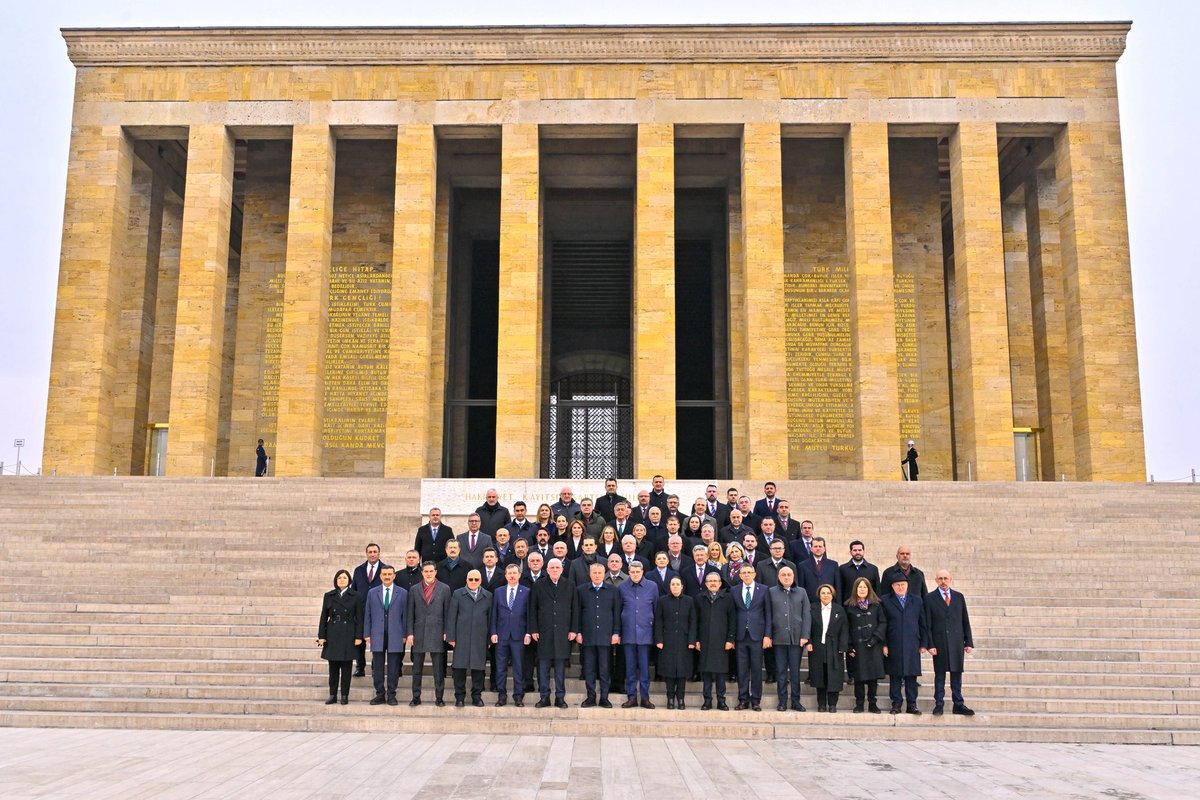 iyiparti's tweet photo. Genel Başkanımız Sayın Müsavat Dervişoğlu @MDervisogluTR,

4. Olağan Kurultayımızın ardından Milletvekillerimiz ve Genel İdare Kurulu üyelerimiz ile,

Cumhuriyetimizin banisi Gazi Mustafa Kemal ATATÜRK’ün manevi huzurundaydı.

“Birinci Vazife”mizin bilincinde, Cumhuriyetimize ve aziz milletimize sadakatle yürüyeceğimize bir kez daha ant içtik.

Aziz ruhu şad olsun.
