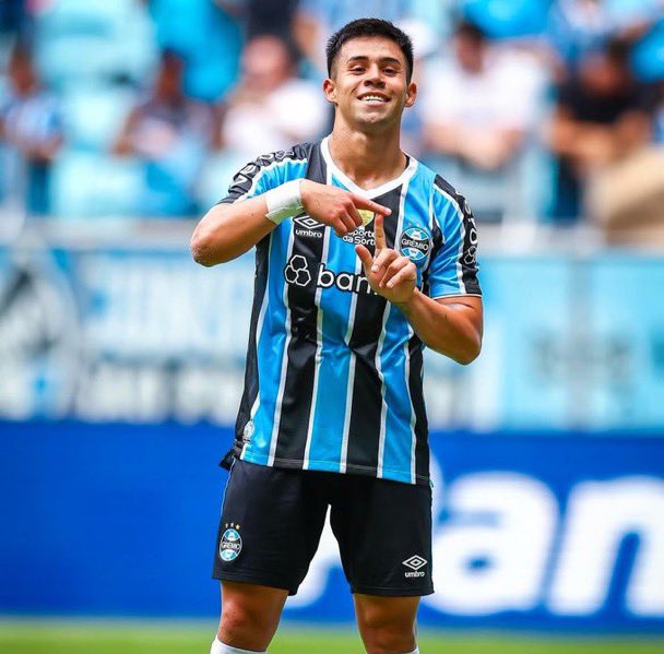 golsdobrasil1's tweet photo. 🚨 ATENÇÃO! ⚠️

O atacante Aravena e o volante Gustavo Cuéllar já foram oficialmente comunicados pelo Grêmio de que não fazem parte dos planos do clube para a sequência da temporada de 2026.

🗞️ Rádio Imortal
📸 Lucas Uebel/Grêmio https://t.co/CLalhSJTiF