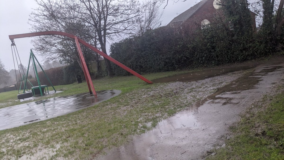 Slingflamingo's tweet photo. Well my local rec looks more like an out door swimming pool 😀😜😃 https://t.co/fWLKyLIWjK