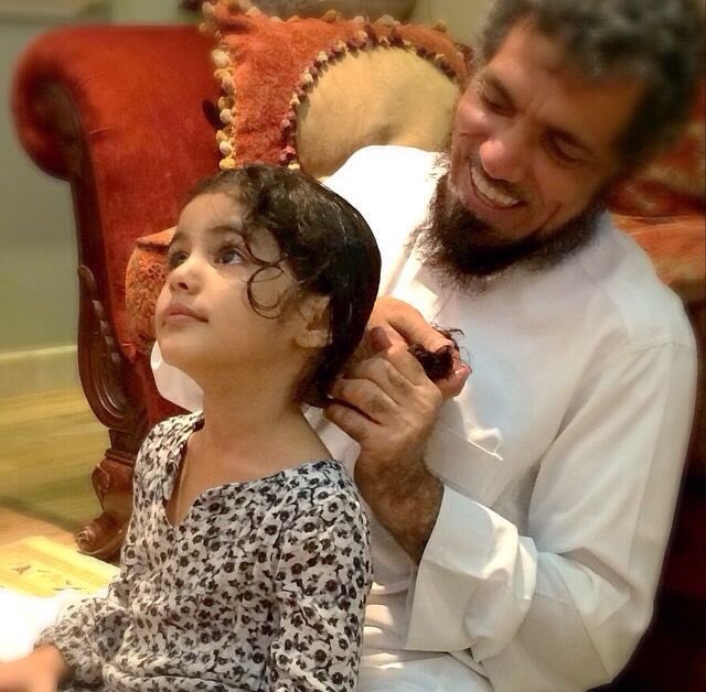 لو كنّا نعيش وضعًا طبيعيًا،لكان سلمان العودة بيننا، يستفيد منه الشباب، ويأنس به المجتمع، ويلعب مع أطفاله.

لكن لأننا نعيش وضعًا مختلًّا، يمضي الشيخ عامه التاسع في زنزانة انفرادية، ينهشها البرد، وتنهكها الوحدة.
نحتاج نحن أن يكون الشيخ حرًا أكثر مما هو يحتاج.
الوطن والأمة يحتاجونه.