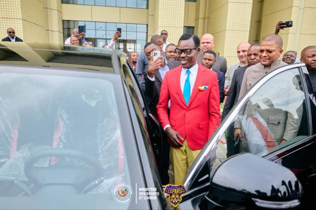 Bosakwa's tweet photo. Comme promis, Michel Kuka, Alias «Lumumba Vea» a enfin reçu sa Jeep en présence du ministre des Sports et Loisirs Didier Budimbu. https://t.co/DIPL4RD920