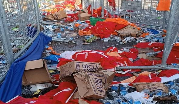 nisenlalih's tweet photo. Bu fotoğraflar AKP-MHP mitinglerinden.
Mitinglerinizde bayrağı yere atanlar hakkında dava açtınız mı?
Türk bayrağını yakan radikal İslamcıları bir gün kınadınız mı?
İki yüzlülük bu kadar olur. Bayrak hepimizin ortak değeriyse, önce kendi kirinizi temizleyin. https://t.co/IS96pG8oqk