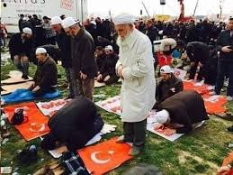nisenlalih's tweet photo. Bu fotoğraflar AKP-MHP mitinglerinden.
Mitinglerinizde bayrağı yere atanlar hakkında dava açtınız mı?
Türk bayrağını yakan radikal İslamcıları bir gün kınadınız mı?
İki yüzlülük bu kadar olur. Bayrak hepimizin ortak değeriyse, önce kendi kirinizi temizleyin. https://t.co/IS96pG8oqk