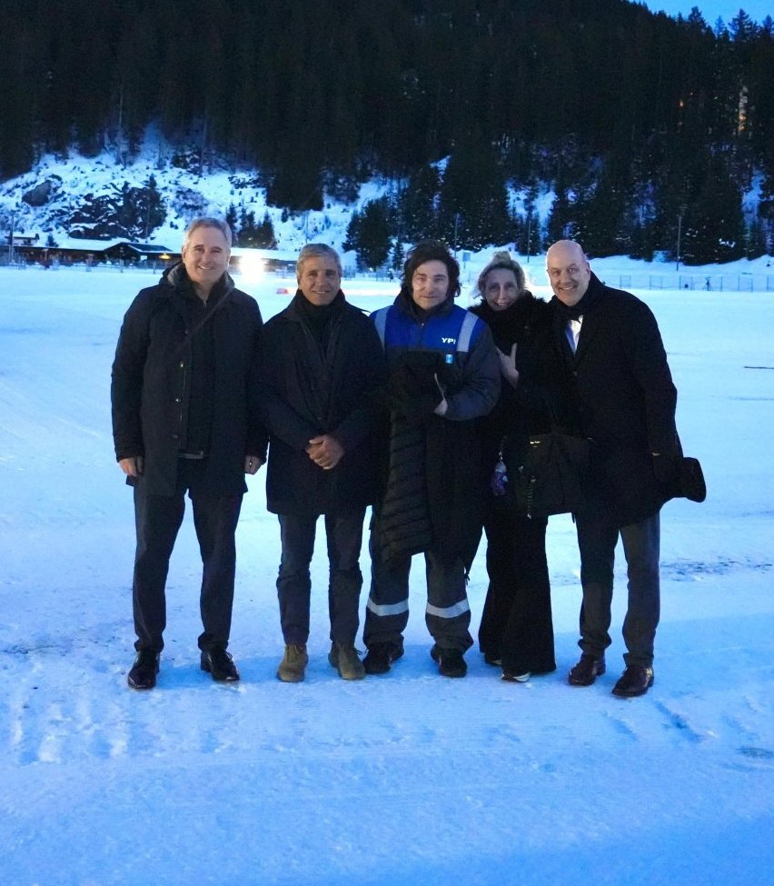 Trumperizar's tweet image. Milei viajó solamente con 4 personas a la cumbre de Davos en Suiza.

Mientras tanto Alberto Fernández llevaba 100 ñoquis a las cumbres de cambio climático en Eupopa... Que buen cambio metimos.