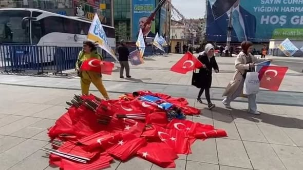 nisenlalih's tweet photo. Bu fotoğraflar AKP-MHP mitinglerinden.
Mitinglerinizde bayrağı yere atanlar hakkında dava açtınız mı?
Türk bayrağını yakan radikal İslamcıları bir gün kınadınız mı?
İki yüzlülük bu kadar olur. Bayrak hepimizin ortak değeriyse, önce kendi kirinizi temizleyin. https://t.co/IS96pG8oqk