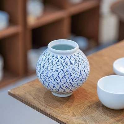 core77's tweet image. Korea has a long history of producing fine ceramics, dating back some 8,000 years.

Image: National Museum of Korea - KOGL Type 1 

The country also, like neighboring Japan, has a love of cute,… core77.com/posts/140364/J… #KoreanCeramics #Artistry #CartoonArt #CeramicArt #JihoSong