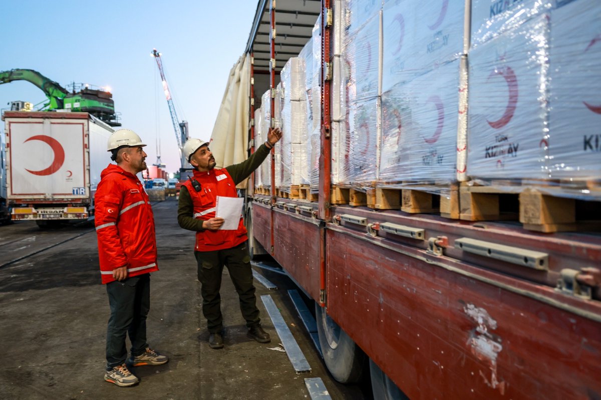Yükleniyor… ⏳

Yardım kolileri ile birlikte dualar, dayanışma ve kardeşlik de Gazze yolculuğuna hazırlanıyor.
Kızılay, Gazze halkının kalbine ulaşmak için bir kez daha yola çıkıyor. 20. İyilik Gemimiz hayırlı olsun. #Gazze
