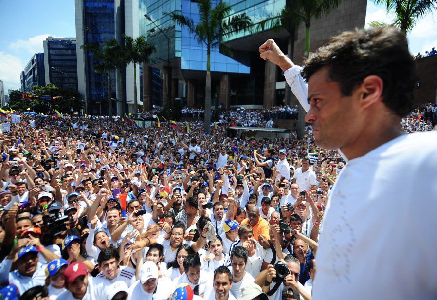BikerOsuna's tweet photo. Siempre el mismo Libreto de liberar a Venezuela con el mayor respaldo popular y cuál ha sido el resultado? 

1) Henrique Capriles 2013 “Traidor”

2) Leopoldo López 2014 “Farsante”

3) Juan aguado do 2019 “Estafador”

4) María C. Machado 2025 “Actriz”

No culpes @Eduardo_Bittar si tú has depositado tu esperanza en falsos Políticos el desde el 2013 te viene alertando 🤷‍♂️