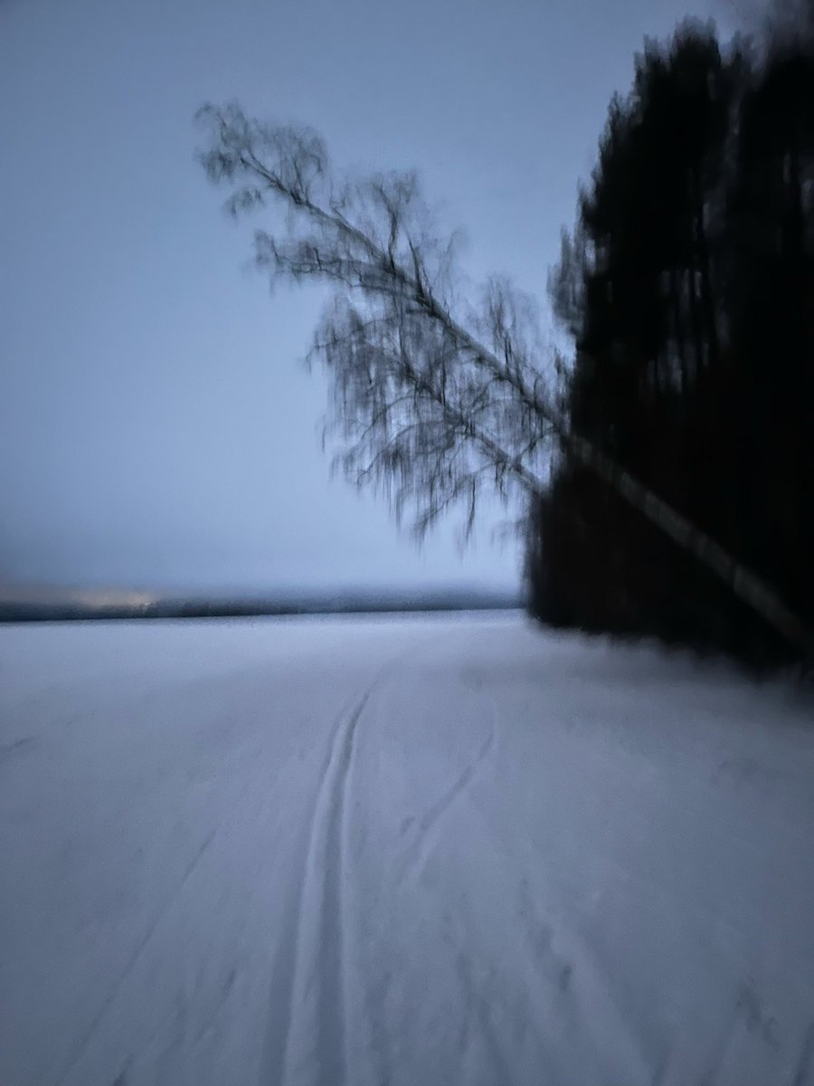 Minäkin laitan rantakuvan. Tässä menossa palmun alle 🌴