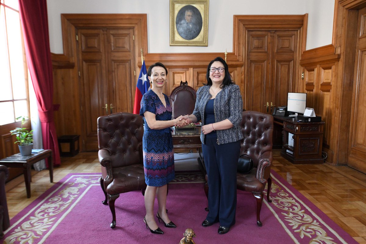🟢Esta mañana, la Contralora General, Dorothy Pérez, efectuó un saludo protocolar a la recientemente nombrada Presidenta de la Corte Suprema, Gloria Ana Chevesich. En la instancia, las autoridades pudieron dialogar sobre temas de interés común entre la CGR y el Poder Judicial.