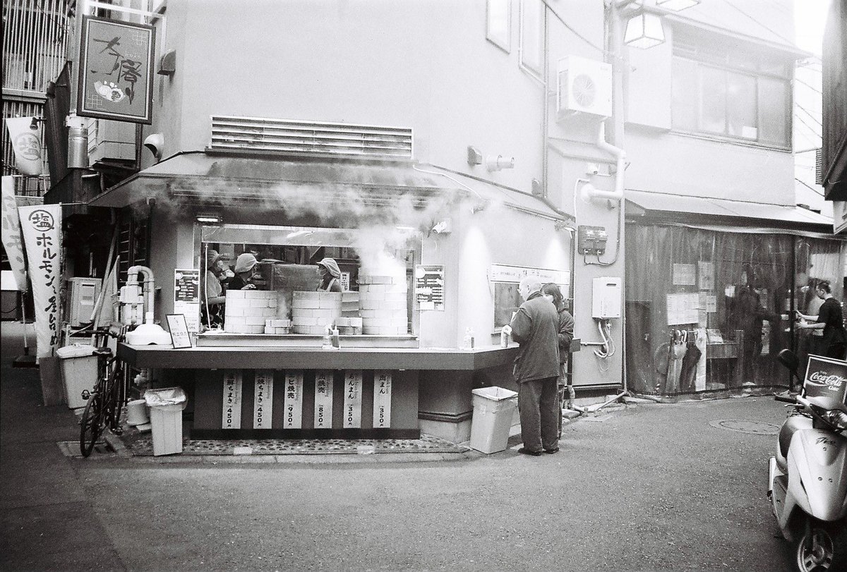 JKGR3x's tweet image. 昭和っぽいけど今年の写真
フレームに入った人々からそれぞれの生を感じられる写真って撮ってみたいですね

蒸籠の湯気とフレア、人々の振る舞いが何か頭に残る写真でした
#中野　#LOMO  #ストリートスナップ