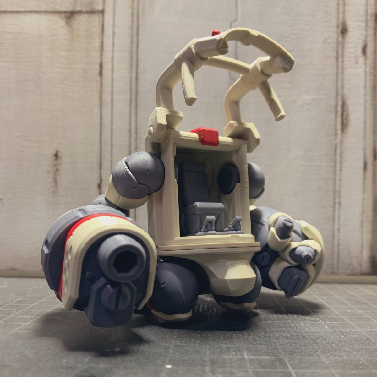 3色成形にして腕のオプションにバルカンを追加。

フロントガードは完全に趣味のパロディで作ったハービーG風の自分用ワンオフ装備。

それはいいとして未塗装でここまでカチっと色分けできるのホント楽しい