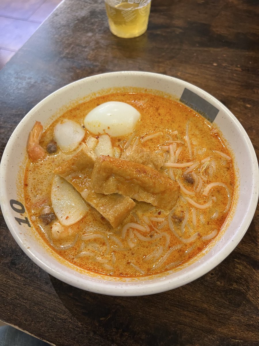 今日の思い出はラオパサで食べたラクサ、とても美味かったですね。ビールも爽やかでした。
なんか、EXPOでバスを1時間半待たされたり、謎の森の中でスプライト一本だけ飲んで1時間半かけて帰ったりした記憶が薄っら残ってますが、きっとただの悪い夢ですね。