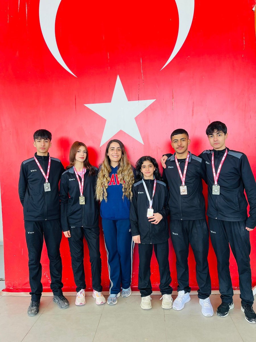 bingolmem's tweet photo. 🏆 Büyük Gurur! Türkiye Şampiyonluğu Mersin’den Bingöl’e Geldi 🇹🇷

16–20 Ocak tarihleri arasında Mersin’de düzenlenen Gençler Raffa Türkiye Şampiyonası’nda ilimizi temsil eden sporcularımız, elde ettikleri Türkiye dereceleriyle Bingöl’ü gururlandırdı. 👏✨

🥇🥈🥉 Sporcularımız ve dereceleri: 🥇 Asiye Özek – Tek Kızlar Türkiye Şampiyonu 🎓 Bingöl Spor Lisesi
🥇 Muhammed Özışık – Tek Erkekler Türkiye Şampiyonu 🎓 Bingöl Spor Lisesi

🥇 Zilan Atila – Kızlar Altın Nokta Türkiye Şampiyonu 🎓 Bingöl Spor Lisesi

🥉 Hazal Tuğa – Kızlar Altın Nokta Türkiye 3.’sü 🏫 100. Yıl Ortaokulu

🥉 Eyyüp Canlı – Erkekler Altın Nokta Türkiye 3.’sü

🥇 Zilan Atila – Elif Aday – Çift Kızlar Türkiye Şampiyonu 🎓 Bingöl Spor Lisesi – 60. Yıl MTAL
🥈 Sümeyye Eslem Yüksel – Tülin Yalnız – Çift Kızlar Türkiye 2.’si 🏫 15 Temmuz Şehitleri İHO – Cumhuriyet Kız AİHL
🥉 Sinem Varğın – Yeşim Salbaş – Çift Kızlar Türkiye 3.’sü 🎓 Bingöl Spor Lisesi
🥈 Melih Taşkesen – Kerim Gökhan – Çift Erkekler Türkiye 2.’si 🏫 60. Yıl MTAL – Bingöl MTAL

Bu büyük başarıda emeği geçen tüm sporcularımızı ve antrenörlerimizi gönülden tebrik ediyor, başarılarının artarak devam etmesini diliyoruz. 🇹🇷🏅
@tcmeb @Yusuf__Tekin 
@bingolvaliligi @celikcahit 
@MustafaOzel66