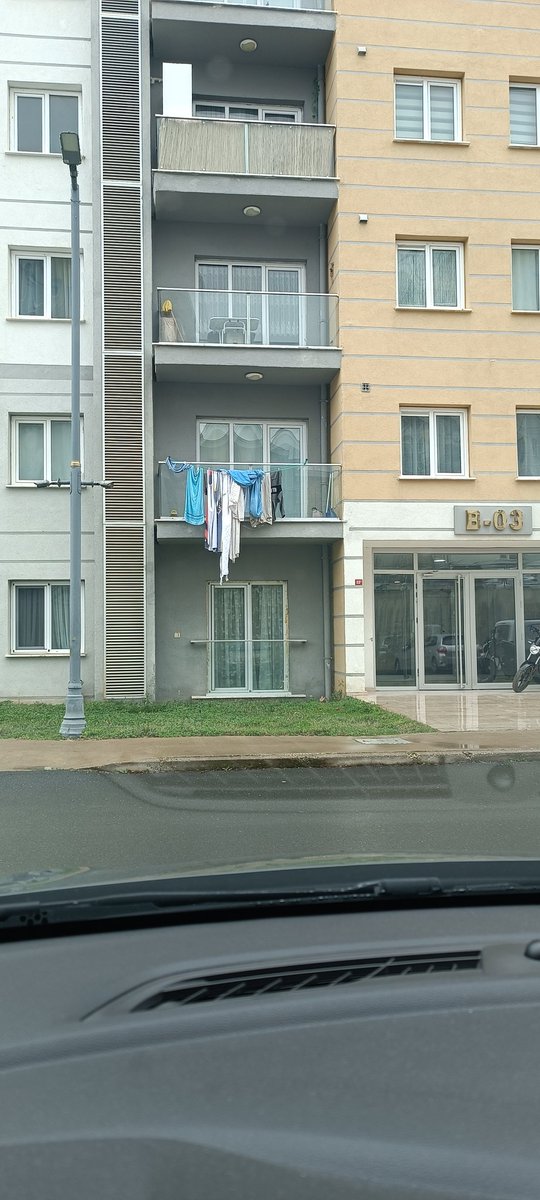 das_taner's tweet photo. #BenimKomşum tam bir düşüncesiz . Defalarca uyarmama rağmen manzara bu . 1500 dairelik sitede hala balkona çamaşır asıyor. https://t.co/aMeSbM4aea