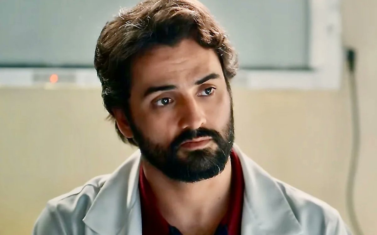 portalypis's tweet image. O VARÃO VEIO! Em #TresGracas Kellen se aproximará e conhecerá melhor José Maria, após a armação de Ferette. O clima de romance ficará evidente quando os dois derem as mãos através das grades, Kellen  consolará José Maria, afirmando que a comunidade acredita em sua inocência e que…