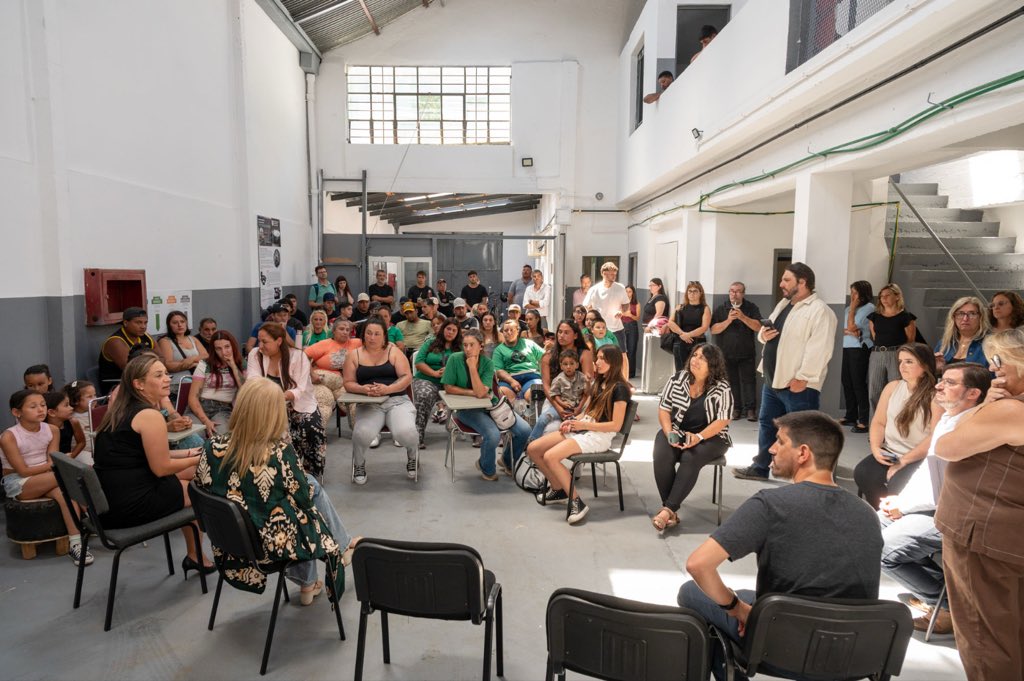 Hoy se realizó la ceremonia de entrega de certificados de UTU a las primeras mujeres certificadas en Gomería.

Este hito histórico rompe estereotipos, amplía derechos y demuestra que la formación técnica también es un camino de igualdad, trabajo y futuro.