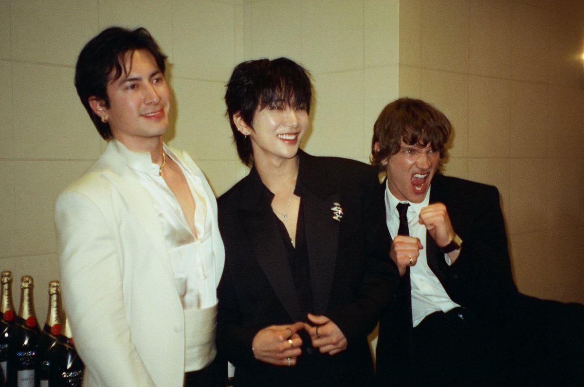 New picture (or just a new angle) of Connor Storrie with Hudson Williams and SEVENTEEN'S Joshua Hong at the Golden Globes.

📲 meshellstudio via instagram