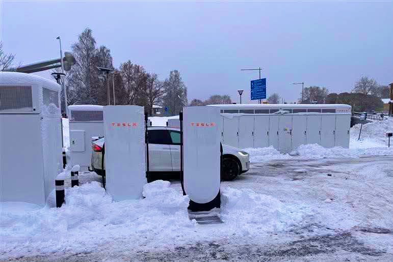News:
<a href="/Tesla/">Tesla</a> Sweden did it again!🇸🇪
They added 8 new V4 stalls to the already existing supercharger in Ludvika in the middle of Sweden, West of Stockholm.
12 stalls were already up and running but the grid didn’t connect the 8 new ones. 
Tesla now has placed megapacks on location