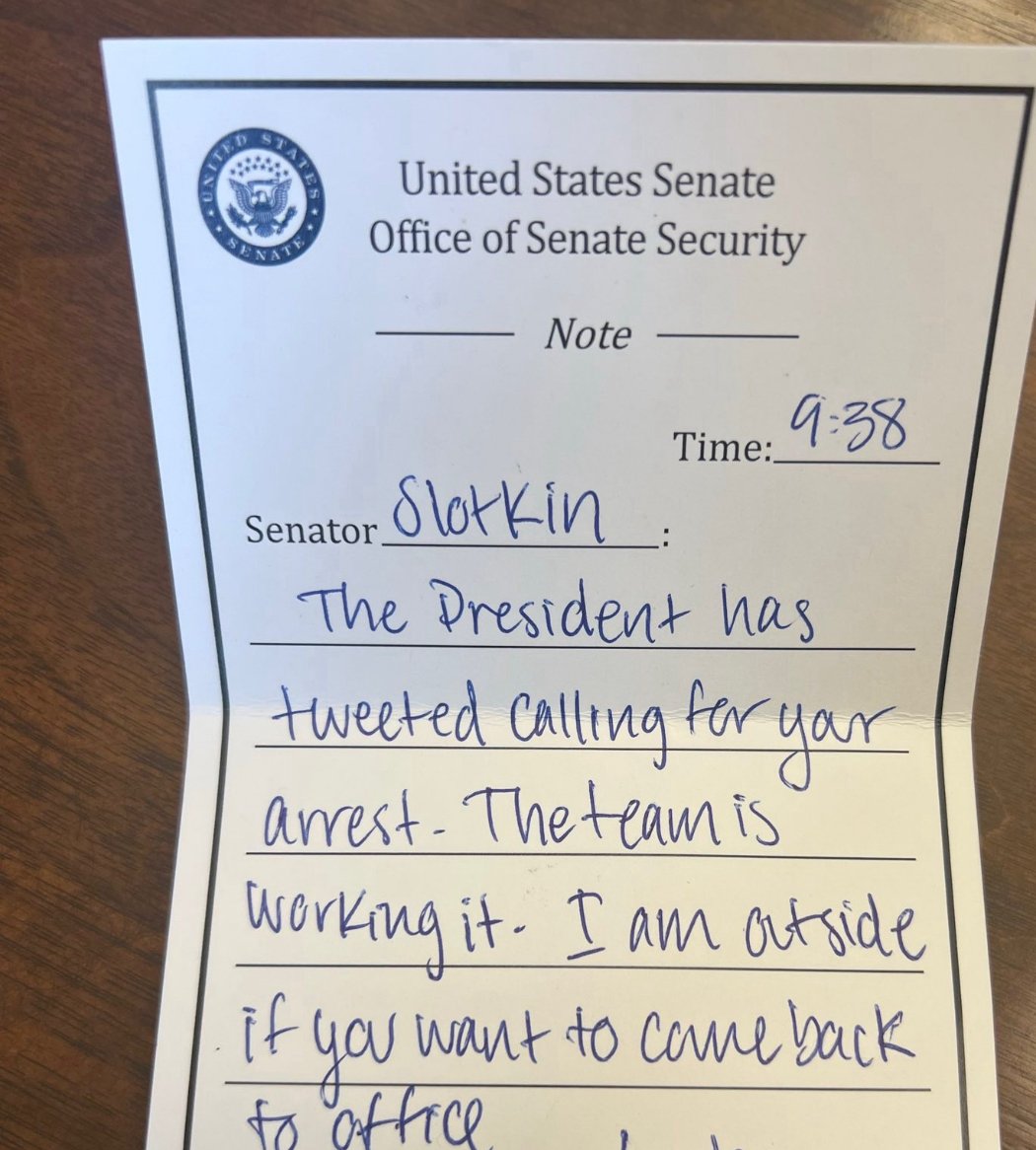 Here's the note that Elissa Slotkin got in the middle of a Novemer briefing on Venezuela:

Mark Kelly on peeking at it: “I’m like, ‘Oh shit. .. Five minutes later, she comes back in, she looks at me and she goes, ‘Well, he called for your execution too.’”

cnn.com/2026/01/21/pol…