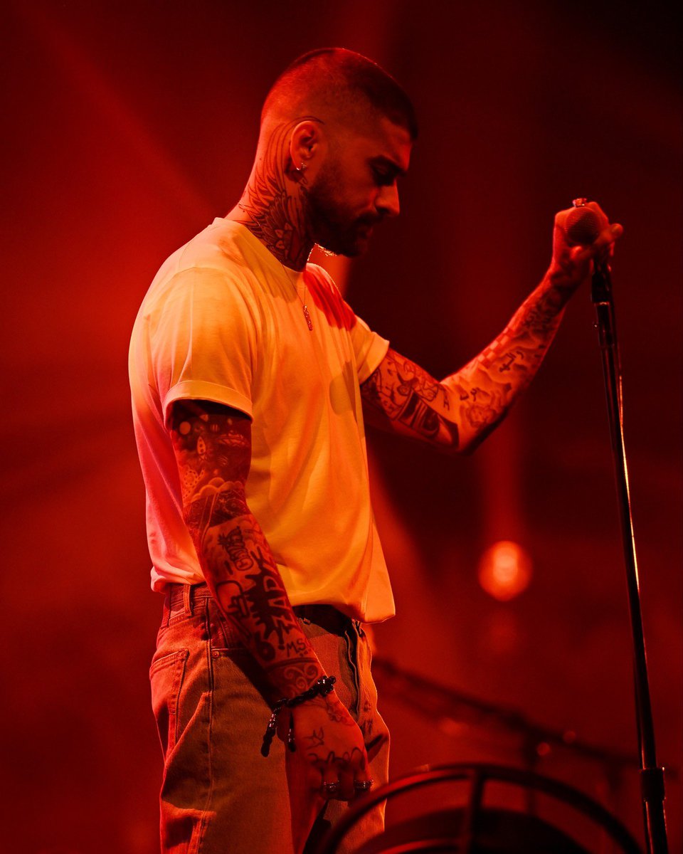 Zayn through the lens of Park MGM during his Vegas Residency opening night 🩷