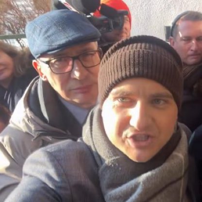 Propeertys's tweet image. W każdym normalnym kraju oskarżony któremu grozi 10 lat więzienia za łamanie warunków kaucji trafiłby za kratki 
W Polsce widać można więcej