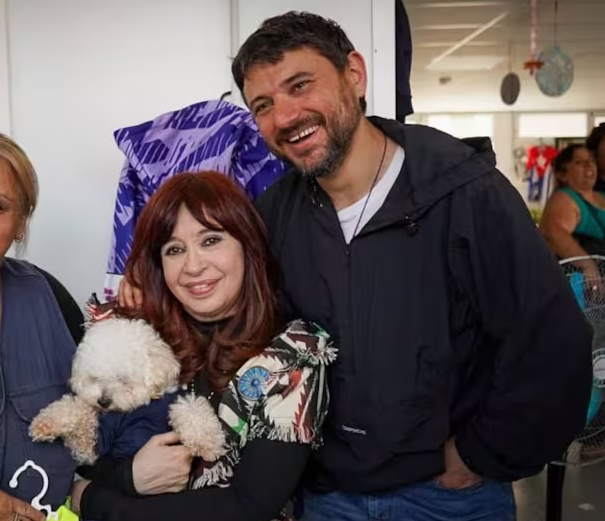 "Cada vez que nos digan algo contra Cristina, recordemos que está presa por YPF, la AUH, las jubilaciones, la soberanía satelital, Aerolíneas Argentinas (...) y por no lamer botas gringas ni buscar aplausos en Davos.

Siempre con Cristina ✌️✌️