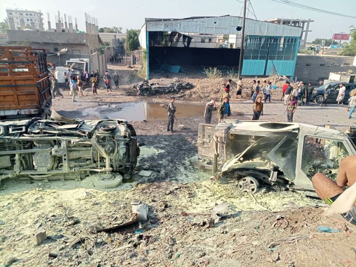 #سنغادر_ويجب
فتحي بن لزرق
أخبروهم أننا لن نعود خطوة واحدة إلى الخلف.
هذا النفق الذي حُبسنا فيه عشر سنوات لن نعود إليه.
هذه هي خطوتنا الأخيرة لمغادرته، وسنغادر… ويجب .
هذا الضوء الذي رأيناه منذ عشرة أيام مضت لن نتخلى عنه سنحميه ويجب،
وهذا الأمل الذي زُرع في الأكف سيزهر… ويجب .