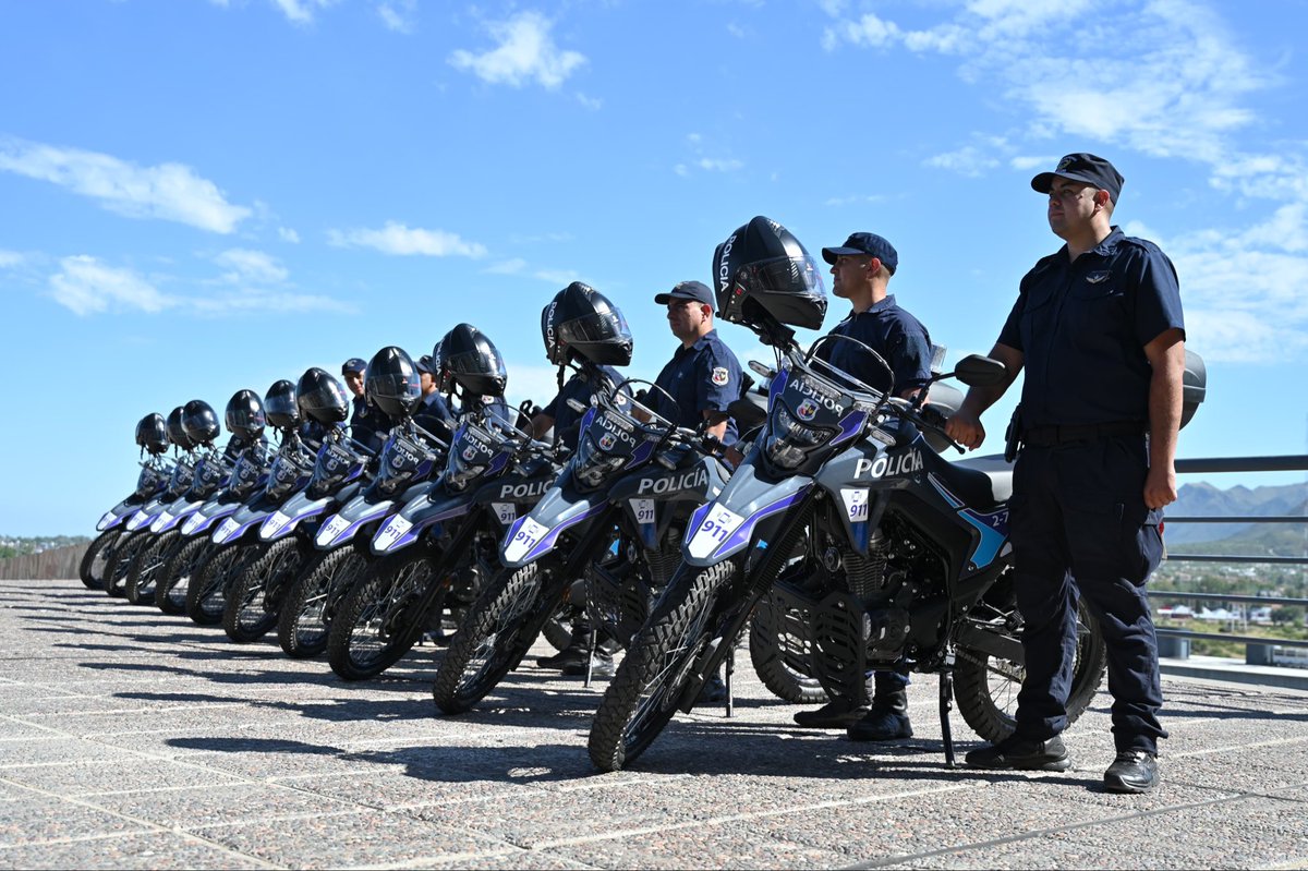 POLÍTICA DE SEGURIDAD - Hoy entregamos MOTOS para patrullaje con sus respectivos cascos equipados,  mas CHALECOS ANTIBALAS individuales a POLICÍAS que prestan servicios en la Ciudad de San Luis. También aproveché a saludar a los 41 Oficiales (asignados a la Ciudad de San Luis)