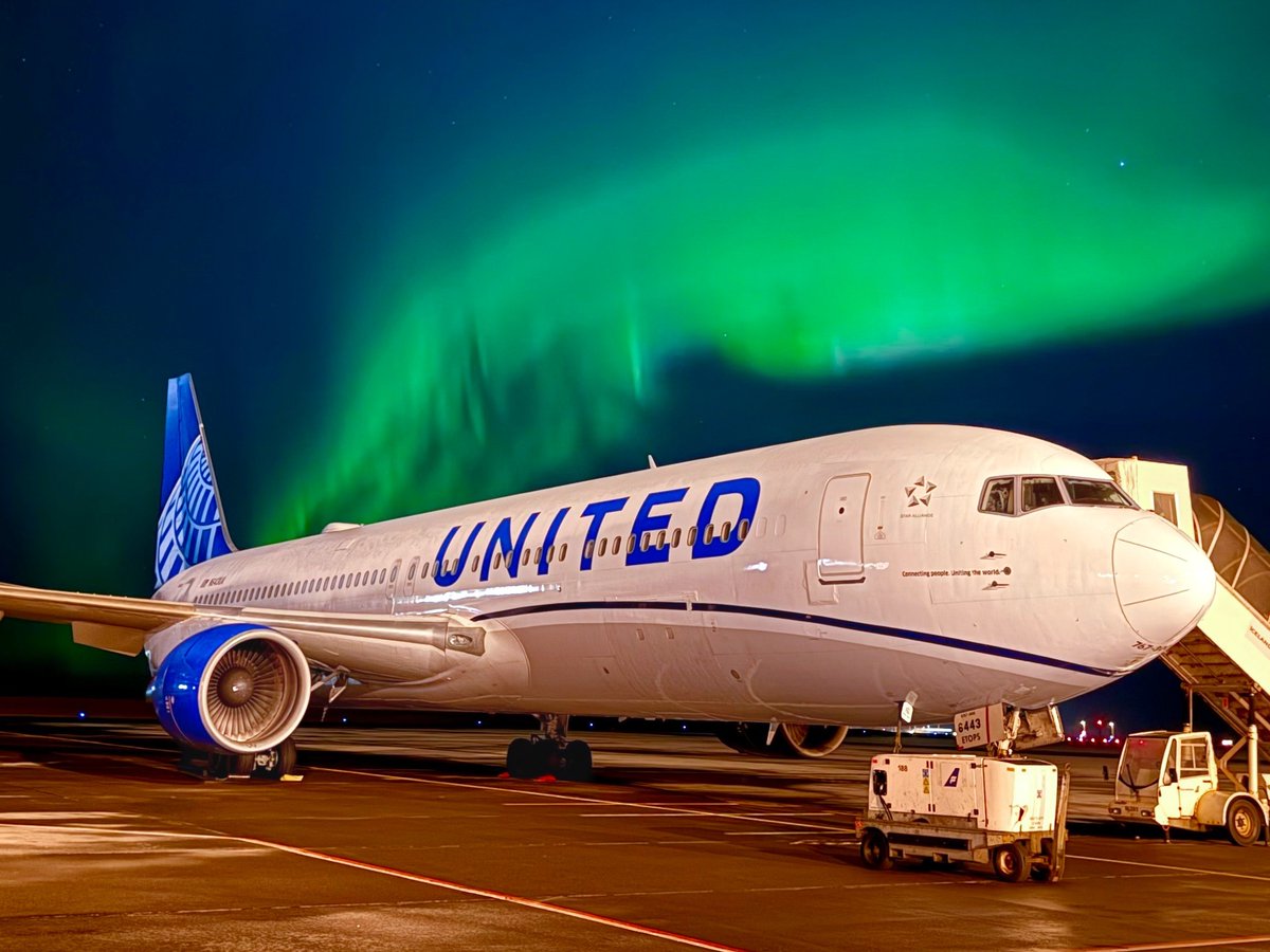 united's tweet photo. Aurora 🤝 AvGeek aura
This week's epic solar storm was worth waiting more than 20 years to witness. 💫

 📸: Siggi Magg at Keflavík Airport, Iceland https://t.co/KZDV7hc5Tr