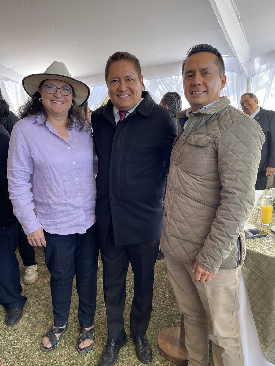 canaimez's tweet photo. Asistimos con @emiliodegyves1, delegado de la @SE_mx y @raychagoya, presidente municipal de @MunicipioOaxaca al desayuno con el sector empresarial para recibir información oficial respecto de nuevas inversiones.

IP y Gob trabajamos juntos en pro de la industria del #mezcal. https://t.co/Iui4Y2qJYI