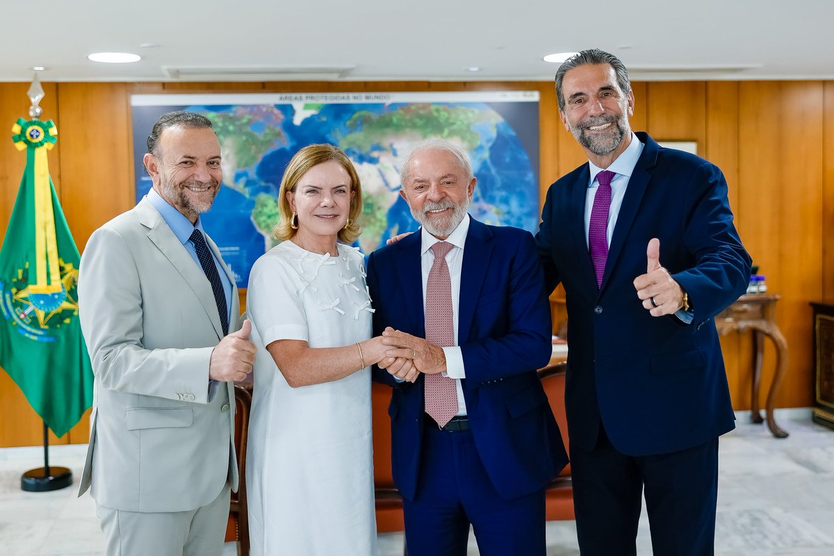 Com Lula, pelo Paraná e pelo Brasil! 🤝

Em conversa com o presidente <a href="/LulaOficial/">Lula</a>, com o <a href="/enioverri/">Enio Verri</a> e o <a href="/edinhosilva/">Edinho Silva</a>, presidente do PT, reafirmei o meu compromisso de fortalecer, no Paraná, o projeto liderado pelo presidente Lula. Sou pré-candidata ao Senado Federal!