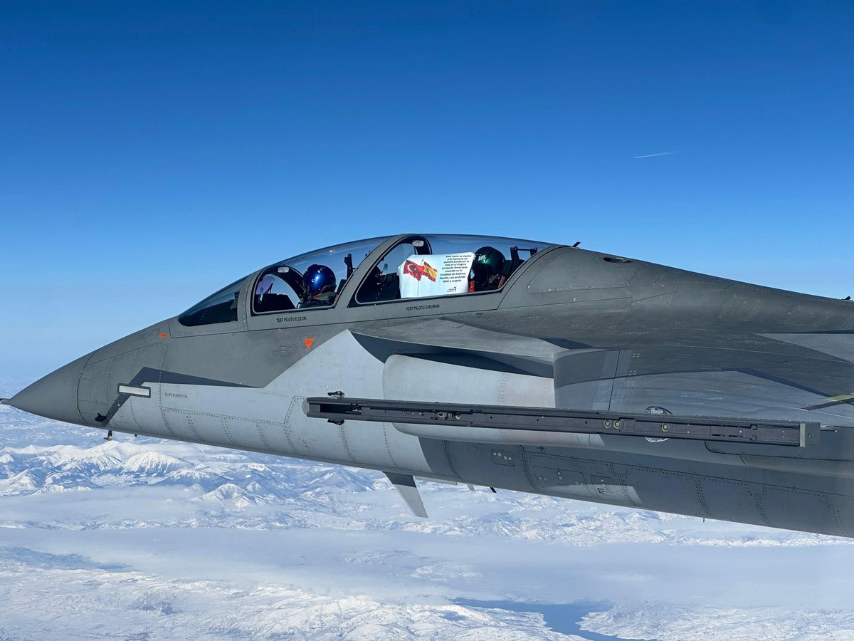 TurkishCentury's tweet image. Flight of Respect 🇪🇸🇹🇷 -- Türkiye conducted a special flight with the #Hürjet fighter to show solidarity with #Mediterranean #NATO ally Spain, which recently suffered a tragic train accident resulting in many casualties. Hurjet platform was selected by Spain's Ejército del Aire y