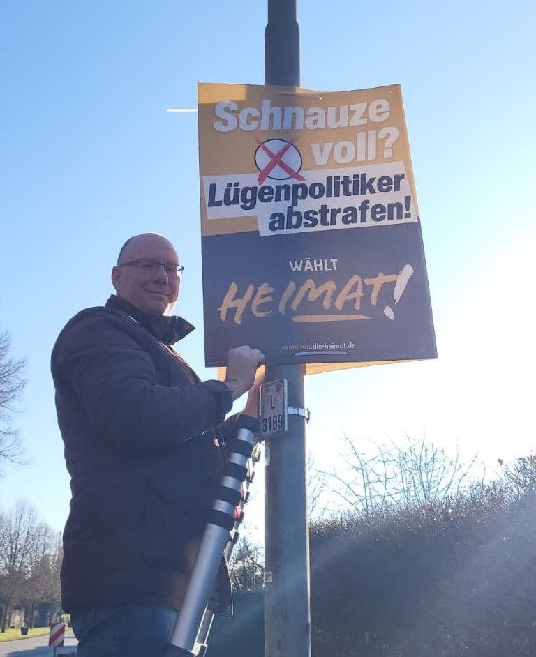 DanielLachmann3's tweet image. Am Dienstag ging es mit dem Plakate anbringen in #Limeshain weiter. Einige positive Gespräche wurden geführt und Daumen hoch von vorbeifahrenden PKW-Fahrern gab es als Reaktion auf unsere Plakate.

#HEIMAT verteidigen: Am 15. März zur #Kommunalwahl - Die Heimat - wählen!
