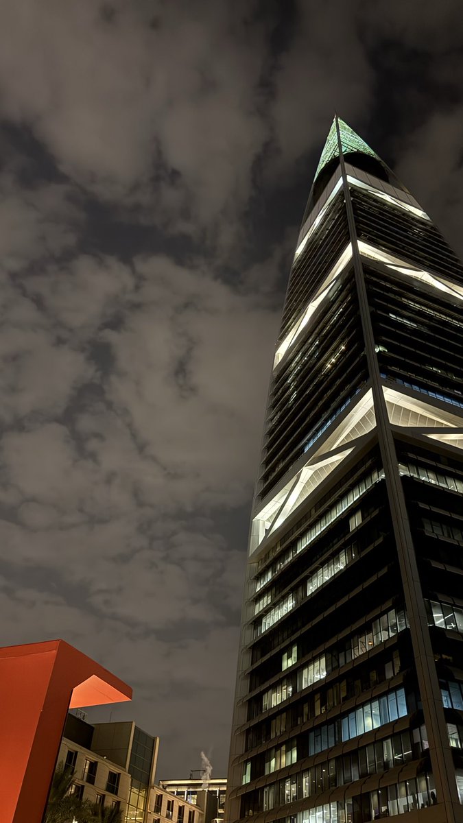 يا دار الأحباب كلٍ له من أسمه نصيب
وأنا نصيبي من البيبان مقفولها

غرّبت نفسي بـ نفسي لين صرت الغريب
الي عجَز ياصل الديرة وهو حولها

أحتاج لأطيّب خوّي وأحتاج لأفضل حبيب
لين الغلا والهموم يقل مفعولها

يا صاحب الخاطر المكسور خلّك قريب
عندي قصيدة حزينة يمكن اقولها