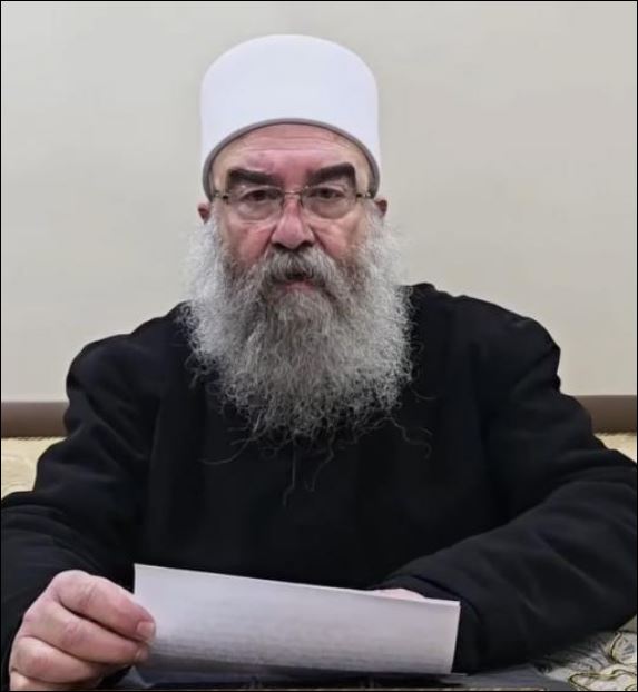 زعيم دروز سوريا الشيخ الجليل حكمت الهجري:ما يجري هو حرب إبادة جماعية تُشنّ ضد الكُرد الذين يدافعون عن العالم في مواجهة الرايات السوداء.
أطالب أبناء الشعب الدرزي في دولة إسرائيل بممارسة أقصى الضغوط من أجل وقف هذه الحرب التي تُشنّ ضد إخوتنا الكُرد.يجب على الدروز، في الداخل والخارج
