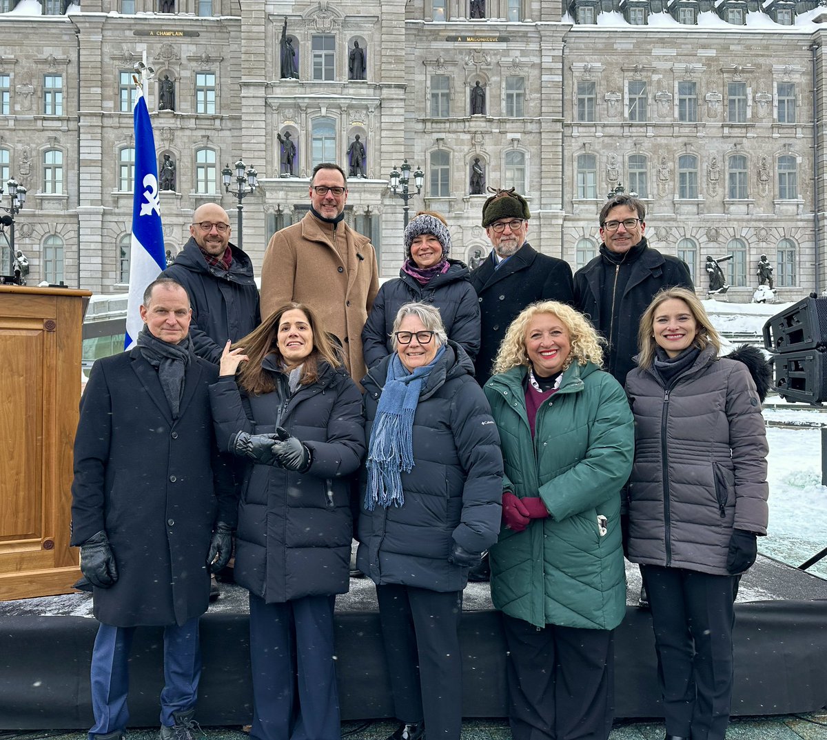 Aujourd’hui, j’ai pris part, aux côtés de mes collègues, au 78e anniversaire du fleurdelisé. Notre drapeau est un symbole qui rassemble tous celles et ceux qui font le Québec.

Bonne Journée nationale du fleurdelisé!