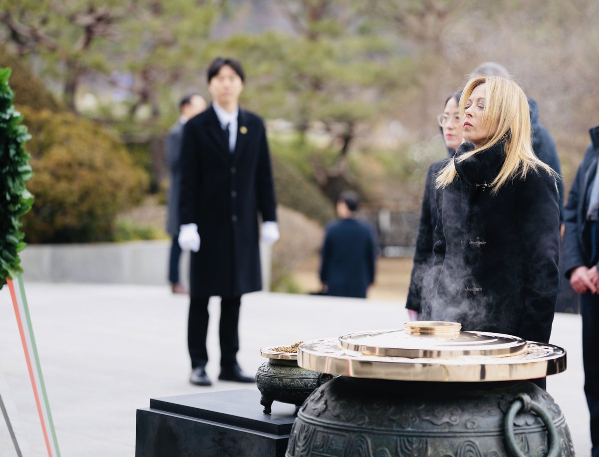 🚨🇰🇷🇮🇹 SHAMEFUL SILENCE: Meloni Honors Korea's Fallen Heroes at National Cemetery—But Korean Media Buries It!

Italian PM Giorgia Meloni solemnly honored Korean fallen heroes at Seoul National Cemetery—a profound tribute to Korea's defenders of freedom.

But South Korea's