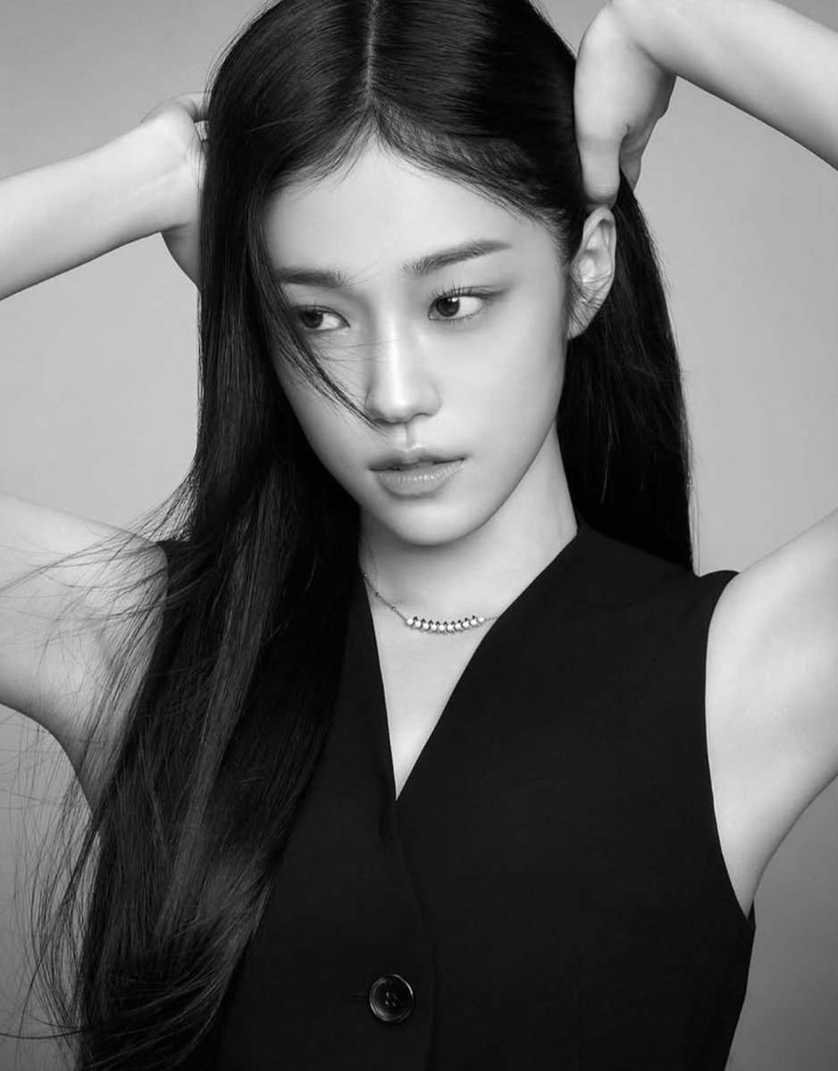 thegyj's tweet image. [단독] 노윤서, '무빙2' 출연… 글로벌 흥행 정조준

22일 마이데일리 취재 결과 노윤서는 디즈니+ '무빙2' 출연을 일찌감치 결정지었다.

노윤서는 '무빙' 첫 시즌에 나오지 않은 캐릭터를 맡는다. 지금껏 작품에서 보여주지 않은 새로운 모습으로 찾아올 예정이다.

😲😲