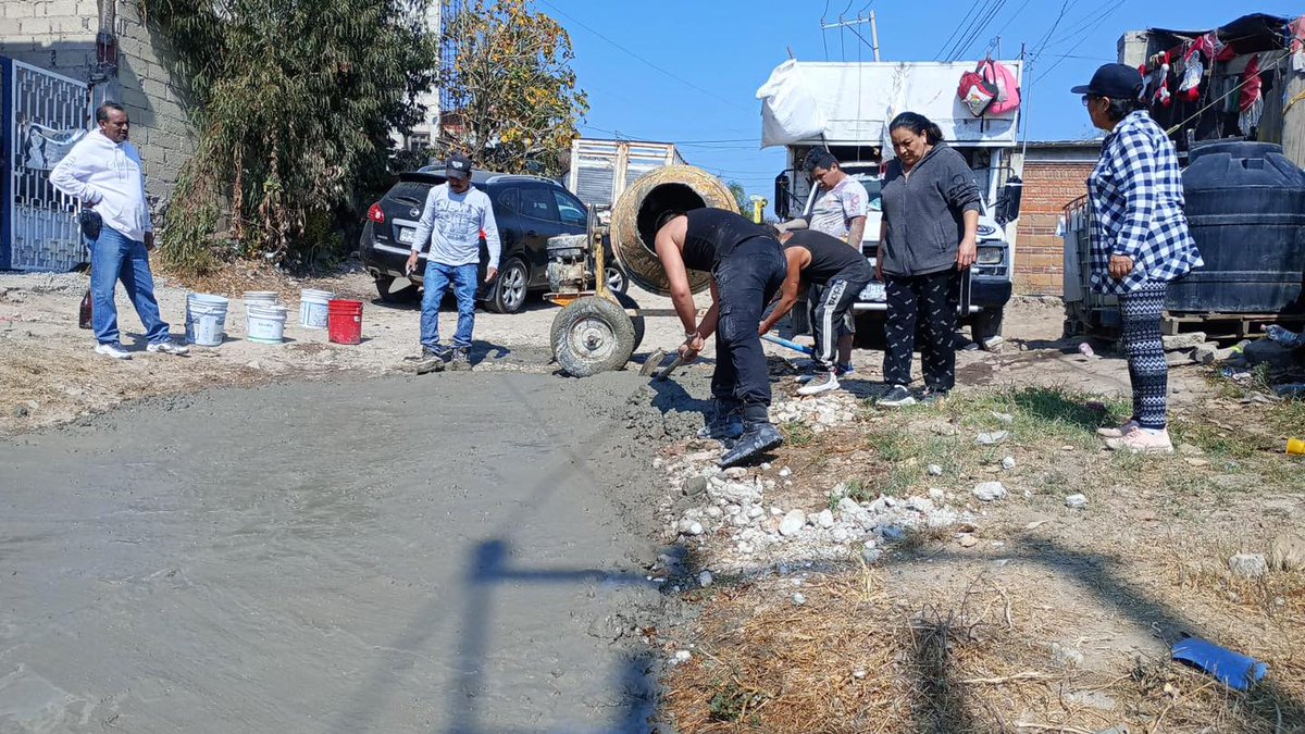 #FelizMiercoles 
Arreglan calle para que entre la “pipa” en Ejido de Guadalupe.
#Enterate aquí:
facebook.com/AntorchaNoroes…
#Agua #Drenaje #Antorcha #CuautitlánIzcalli #CarenciasSociales #Coatepec