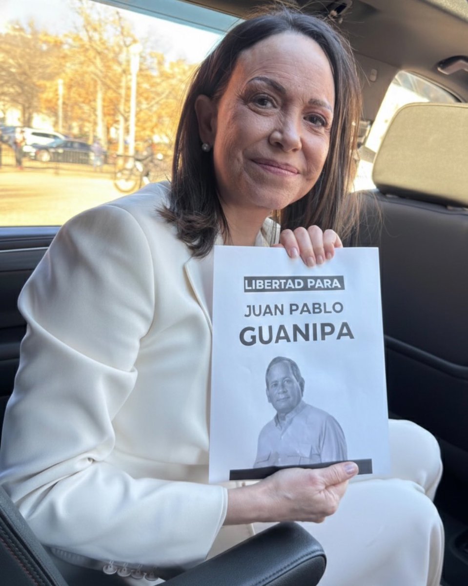 🇻🇪Entre la primera y la segunda foto hay 12 años.

Doce años de lucha sostenida por una convicción inquebrantable: Venezuela será libre.

En 2014, cuando despojaron arbitrariamente a María Corina Machado de su curul en la AN, mi papá alzó la voz contra esa injusticia. 

Han