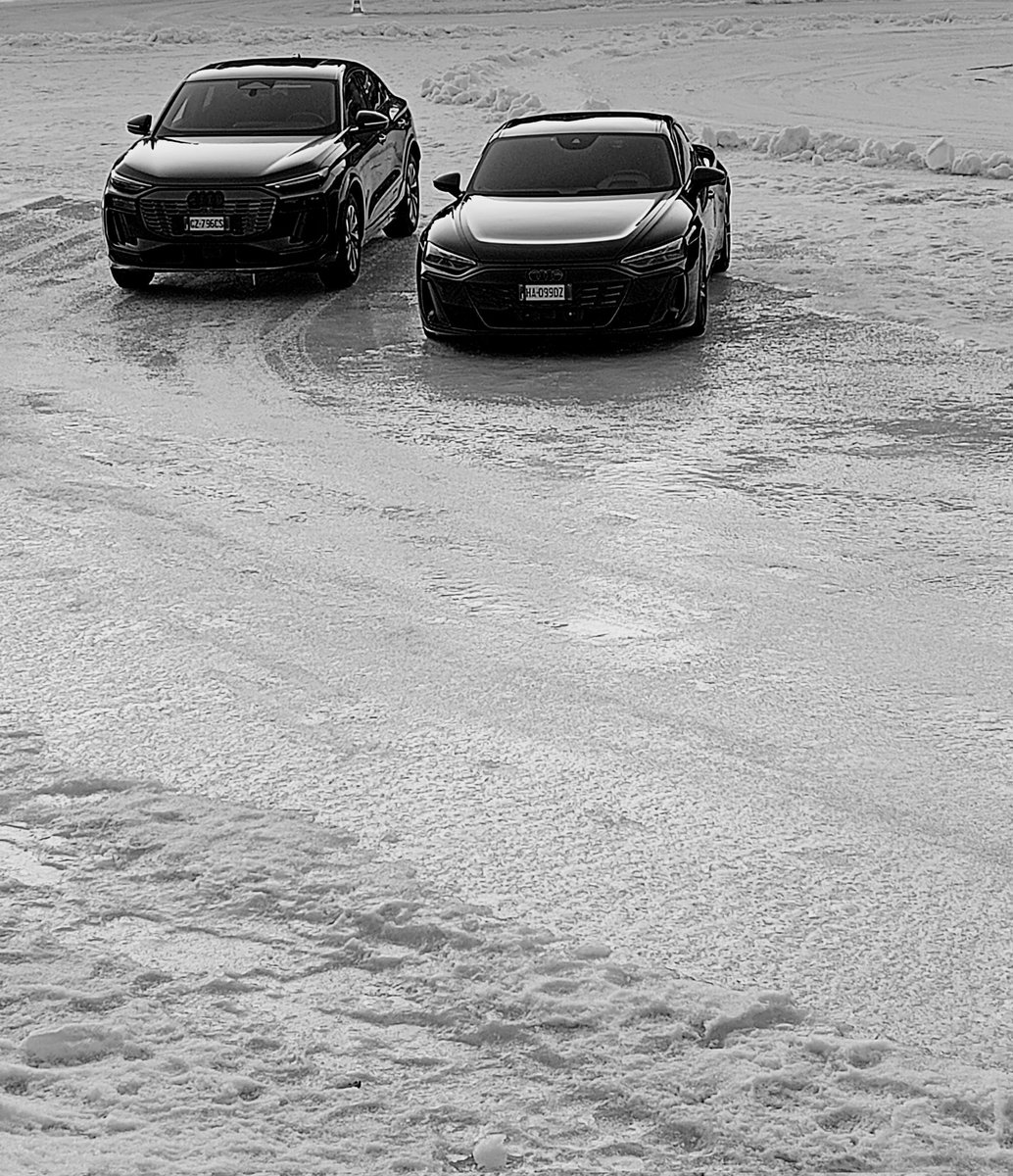 Chemfund's tweet photo. Ice road warriors #monochrome #mobilephonephoto #icedriving https://t.co/nt2UVpjC0U