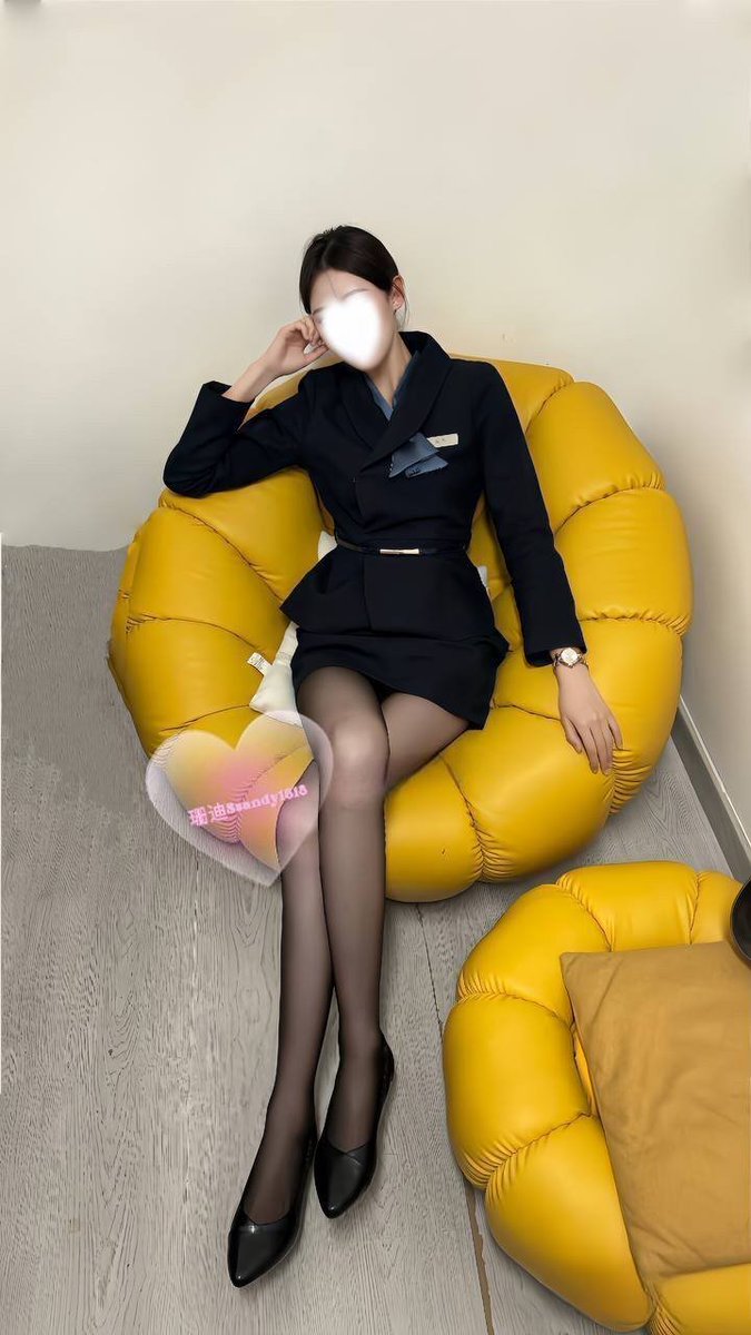 Ssandy1818's tweet photo. 这造型怎么看都像朵炸开的菊花🌼 那我窝在里面，算不算是坐在菊花上面？
粉丝们说我这露着黑丝美腿的花蕊怎么样？ https://t.co/iJp9iE8pev