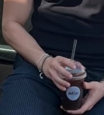 Bunlar mal mı amk ayrıldıkları halde kolyeyi bileziği çıkarmasınlar??? Napıyosunuz evde 24 saat oturup metsu için nasıl bi algı yaratalım diye mi düşünüyosunuz ŞU İĞRENÇ ALGILARINIZDAN DA SİZDEN DE BUNALDIKK SALIN ARTIK BU ÇİFTİ AMK NE YAPIŞKAN LEŞ Bİ TAYFA OLDUNUZ #kismetseolur